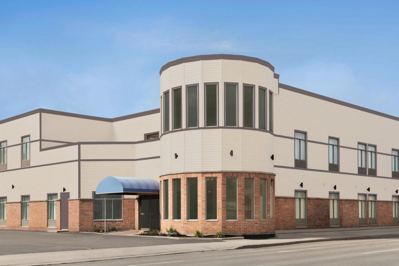 Premier Inn & Suites - Downtown Hamilton Exterior photo